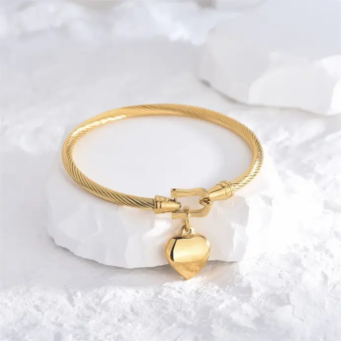 Pulseras de brazalete con dije de corazón de acero inoxidable de color dorado de 18 quilates para hombres y mujeres 2