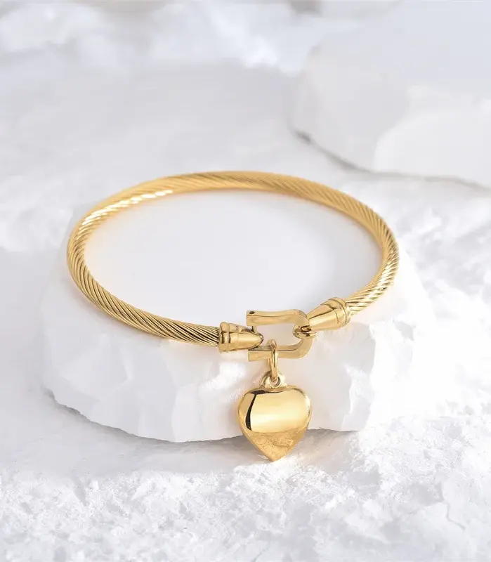 Pulseras de brazalete con dije de corazón de acero inoxidable de color dorado de 18 quilates para hombres y mujeres 2