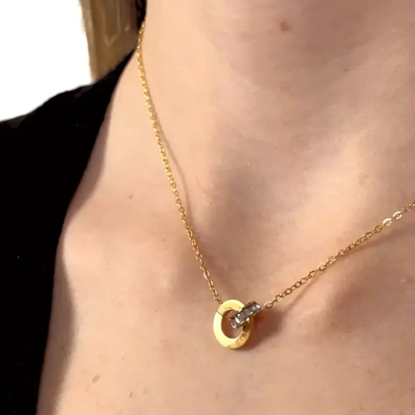 🏛️ Collar "Aura Romana" – Acero Inoxidable y Cristal CZ Cuadrado 3