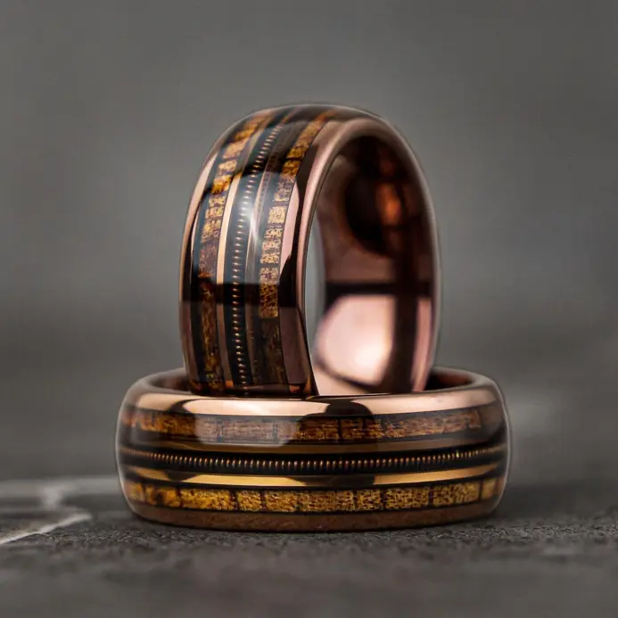 Anillos de cuerda de guitarra de acero inoxidable de Color oro rosa de 8mm a la moda para hombres, anillo con incrustaciones de madera de Koa, barril de whisky, banda de boda para hombres 1