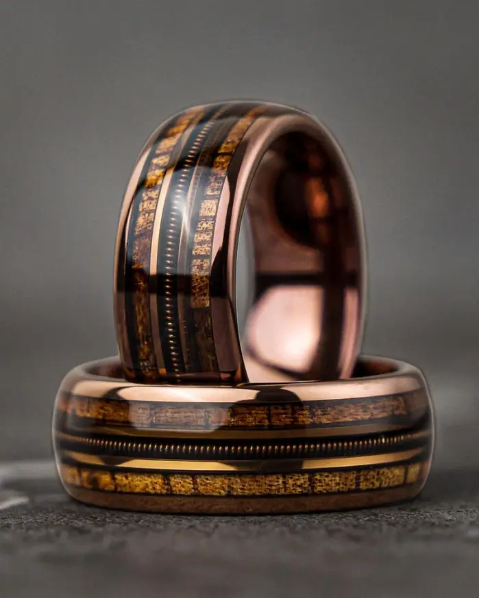 Anillos de cuerda de guitarra de acero inoxidable de Color oro rosa de 8mm a la moda para hombres, anillo con incrustaciones de madera de Koa, barril de whisky, banda de boda para hombres 1