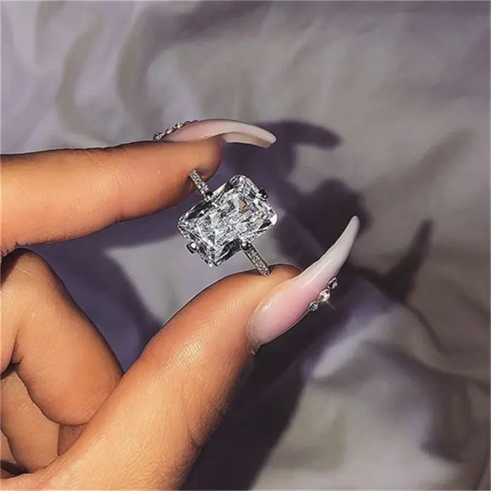 Un par de anillos de plata 925 con un diseño elegante, ideales para uso diario. 1