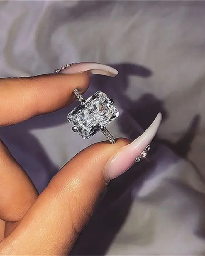 Un par de anillos de plata 925 con un diseño elegante, ideales para uso diario. 1