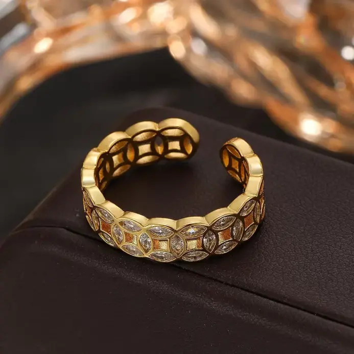 Anillo con diseño de moneda para mujer: un anillo de lujo ligero, de alta gama y elegante, con circonitas incrustadas y un diseño abrible. 2