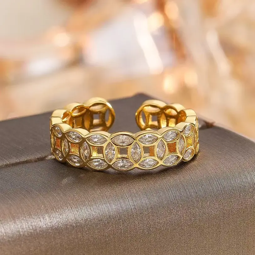 Anillo con diseño de moneda para mujer: un anillo de lujo ligero, de alta gama y elegante, con circonitas incrustadas y un diseño abrible. 1