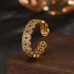Anillo con diseño de moneda para mujer: un anillo de lujo ligero, de alta gama y elegante, con circonitas incrustadas y un diseño abrible. 4