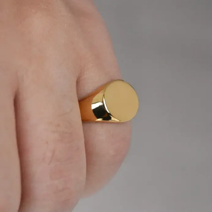 Anillos de sello en blanco lisos ovalados chapados en oro de 18 quilates de acero inoxidable altamente pulido hechos a mano para mujeres y hombres 1