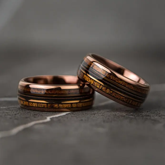 Anillos de cuerda de guitarra de acero inoxidable de Color oro rosa de 8mm a la moda para hombres, anillo con incrustaciones de madera de Koa, barril de whisky, banda de boda para hombres 2