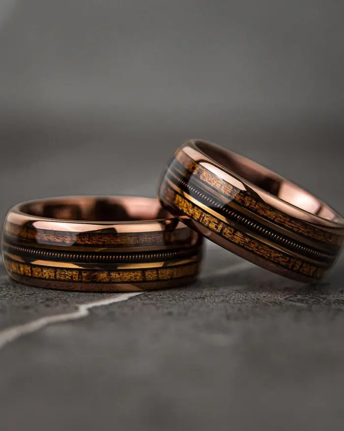 Anillos de cuerda de guitarra de acero inoxidable de Color oro rosa de 8mm a la moda para hombres, anillo con incrustaciones de madera de Koa, barril de whisky, banda de boda para hombres 2