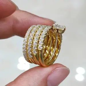 Huitan-Anillo ancho de lujo de Color dorado para mujer, accesorios de fiesta para ceremonia de compromiso, joyería para dedo de circonia brillante 1