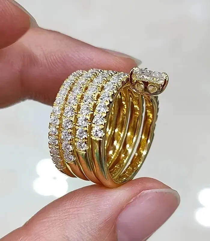 Huitan-Anillo ancho de lujo de Color dorado para mujer, accesorios de fiesta para ceremonia de compromiso, joyería para dedo de circonia brillante 1