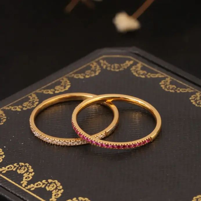 1 pieza de anillo fino de acero inoxidable chapado en oro de 18 quilates con microincrustaciones de diamantes de imitación blancos y rojos, elegante, moderno y con estilo, adecuado para el uso diario de mujeres, fiestas y como regalo. 2