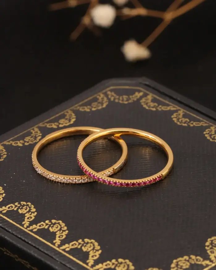 1 pieza de anillo fino de acero inoxidable chapado en oro de 18 quilates con microincrustaciones de diamantes de imitación blancos y rojos, elegante, moderno y con estilo, adecuado para el uso diario de mujeres, fiestas y como regalo. 2