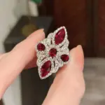 Preciosos anillos de rubí de lujo para mujer, elegante y a la moda, estilo clásico, exquisito anillo de compromiso con incrustaciones de diamante rojo, joyería fina 1