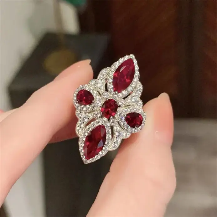 Preciosos anillos de rubí de lujo para mujer, elegante y a la moda, estilo clásico, exquisito anillo de compromiso con incrustaciones de diamante rojo, joyería fina 1