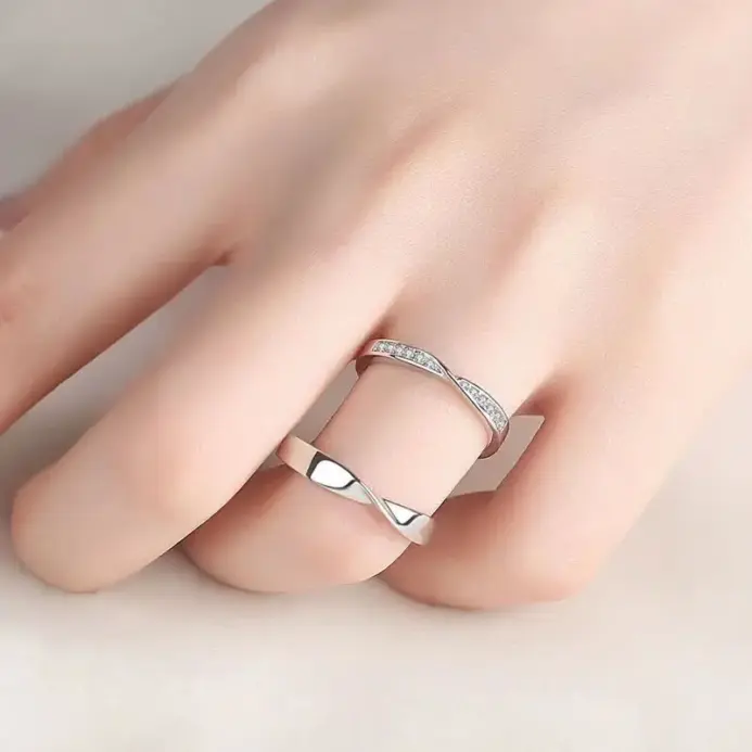 Nueva moda Mobius anillos de pareja lisos anillo ajustable de Color plata clásico para hombres y mujeres joyería de boda regalo de San Valentín 2