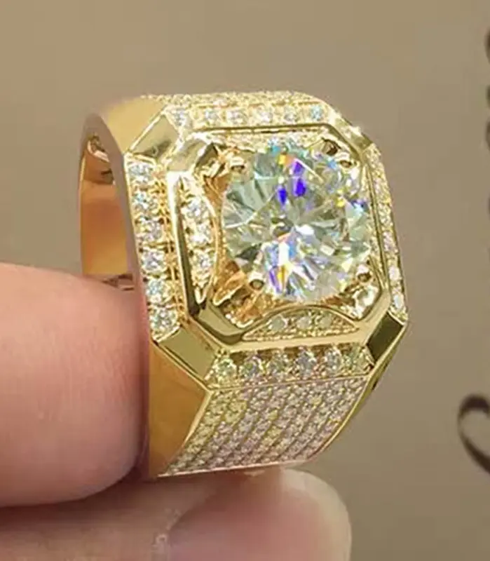 Anillo grande de cristal blanco CZ para mujeres y hombres, anillo de compromiso de cristal completo de Hip Hop de Color dorado a la moda, joyería para fiesta y boda para hombres 1