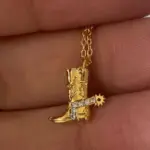 🤠 Collar "Rodeo Star" – Acero 316L, Bota y Sombrero Vaquero en Oro 18K 2