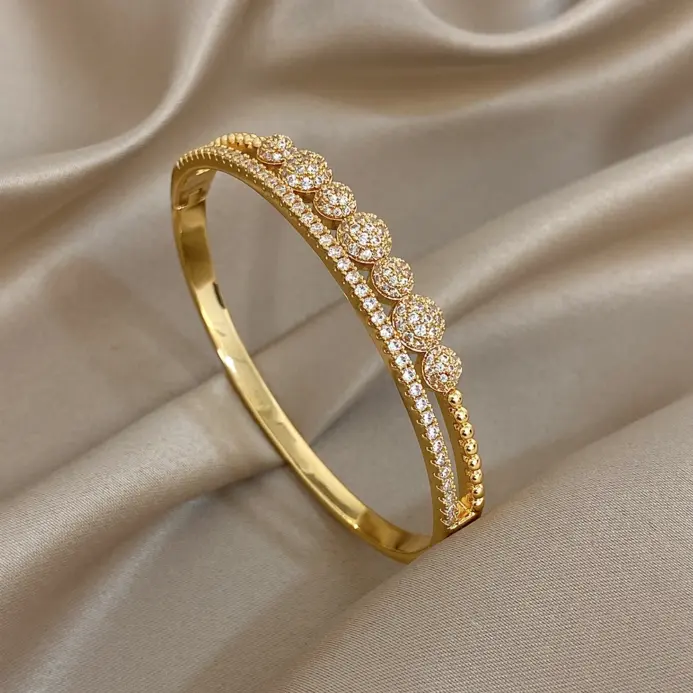Pulsera chapada en oro con circonita brillante de lujo para mujer, brazalete con hebilla abierta geométrica elegante para novia, regalo de joyería de boda 1