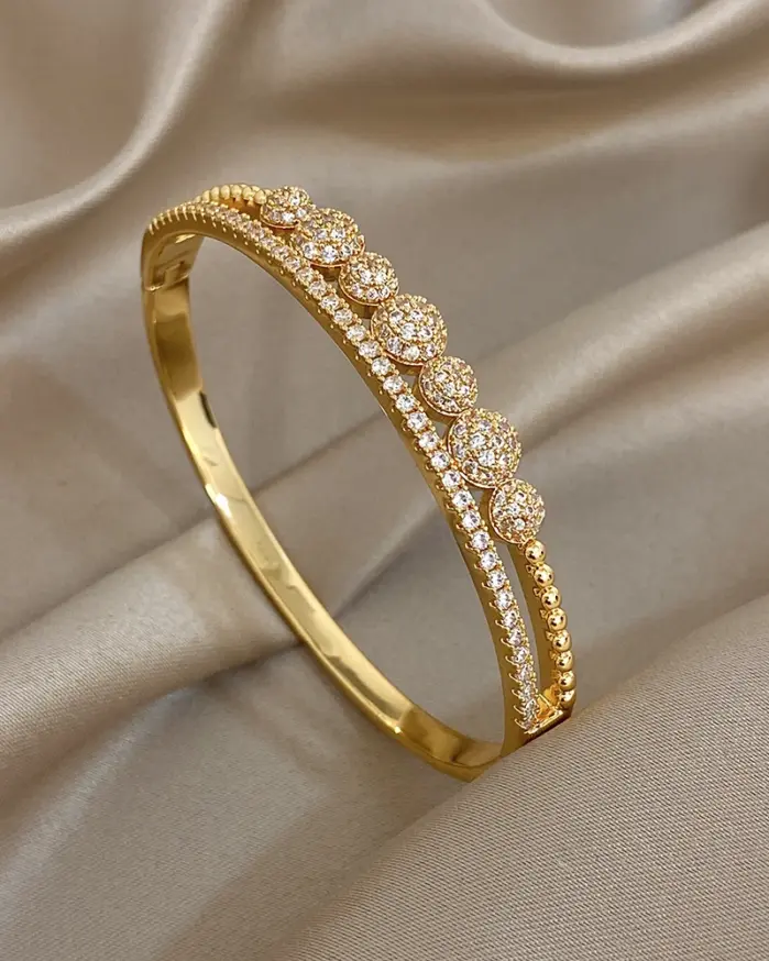 Pulsera chapada en oro con circonita brillante de lujo para mujer, brazalete con hebilla abierta geométrica elegante para novia, regalo de joyería de boda 1