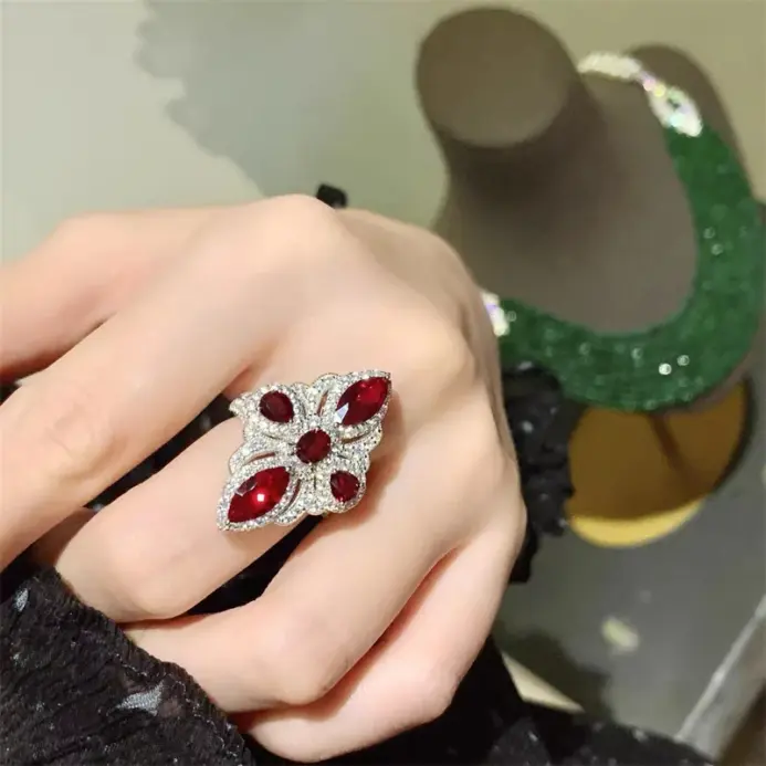 Preciosos anillos de rubí de lujo para mujer, elegante y a la moda, estilo clásico, exquisito anillo de compromiso con incrustaciones de diamante rojo, joyería fina 2