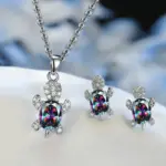 Conjunto de pendientes y collar chapados en plata para mujer, estilo ligero de lujo, forma de tortuga con diamante de cristal multicolor, 3 uds. 4