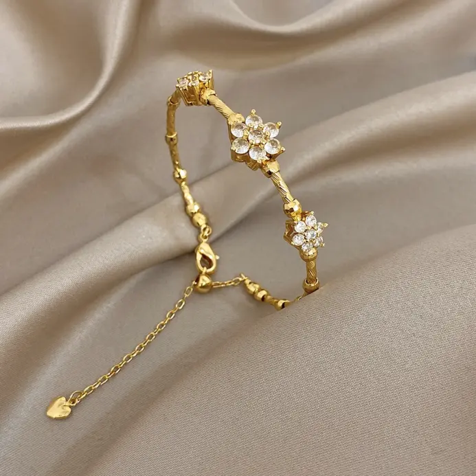 🌸 Brazalete "Flor Trenzada" – Diseño de Lujo y Brillo Espejo 2