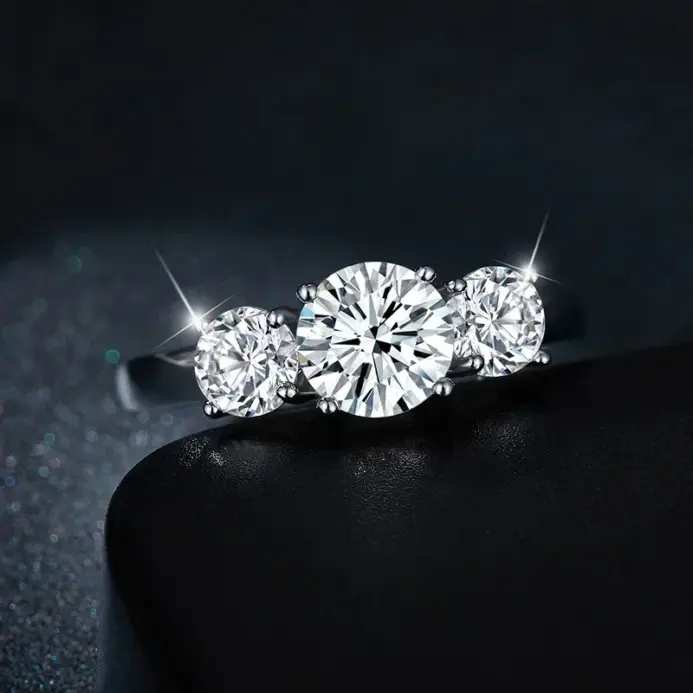 Anillo de compromiso NeeTim de moissanita de 4 quilates para mujer, plata de ley S925 de 3 piedras con alianza de boda chapada en oro, anillos de diamantes de promesa 2