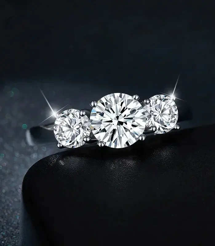 Anillo de compromiso NeeTim de moissanita de 4 quilates para mujer, plata de ley S925 de 3 piedras con alianza de boda chapada en oro, anillos de diamantes de promesa 2