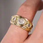 Huitan-anillos de Metal de Color dorado para mujer, joyería de lujo para fiesta, compromiso diario, accesorios de moda con incrustaciones de circonia cúbica brillante 4