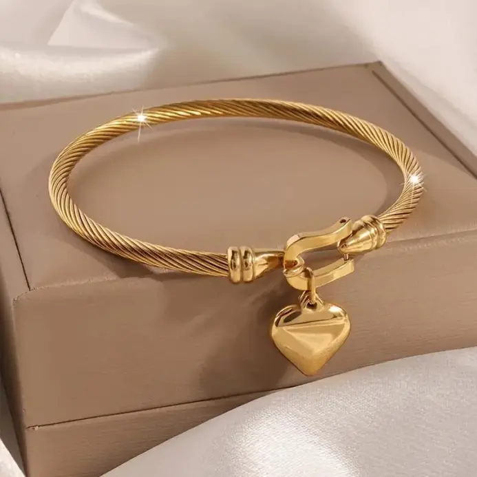 Pulseras de brazalete con dije de corazón de acero inoxidable de color dorado de 18 quilates para hombres y mujeres 1