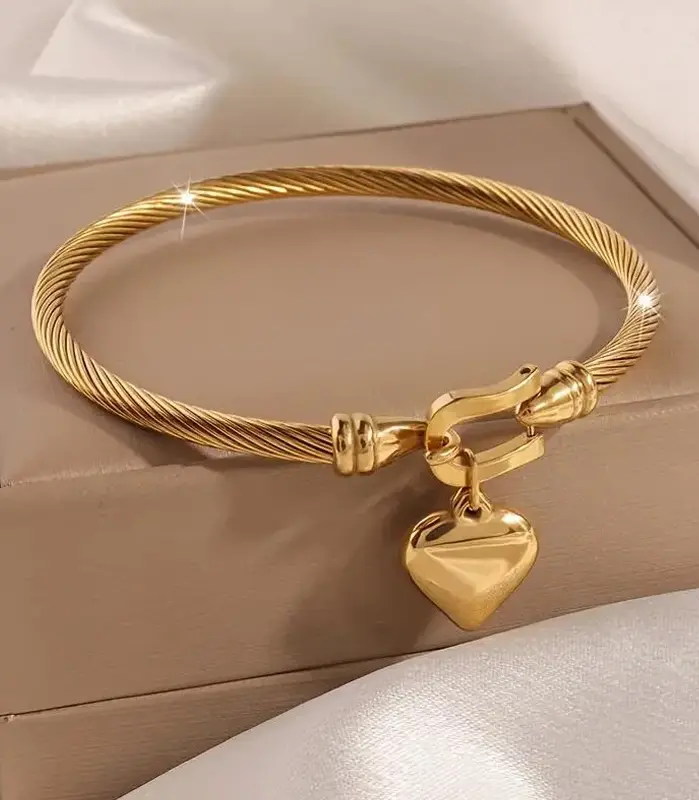 Pulseras de brazalete con dije de corazón de acero inoxidable de color dorado de 18 quilates para hombres y mujeres 1
