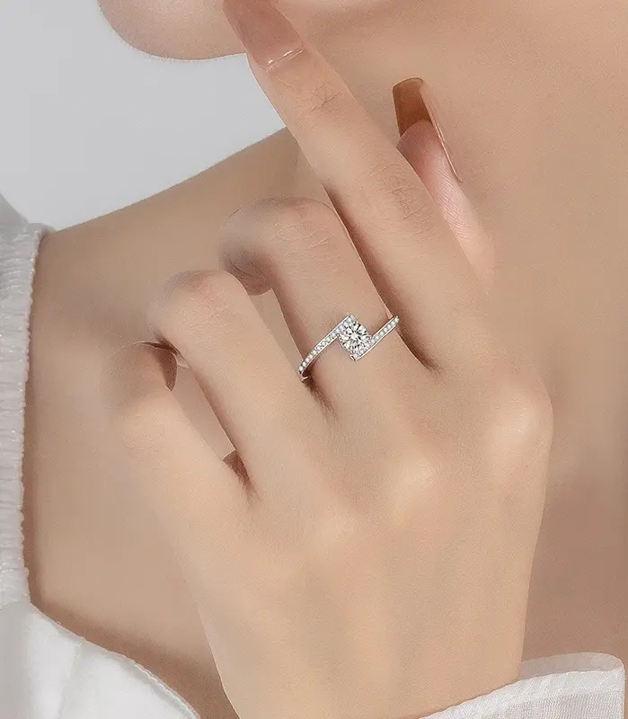 Anillo de moissanita de 0,5 quilates para mujer, plata pura S925, brillante, diamante de laboratorio, brazo giratorio, banda de boda, joyería de lujo 2
