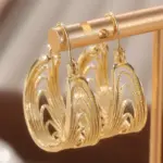 Pendientes Colgantes de Color Dorado para Mujer, con Patrón Hueco Tallado a Mano, Ideales para Fiestas y Uso Diario 2