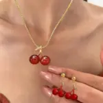 Conjunto de Joyería Cherry, Elegante Conjunto para Mujer, Collar y Aretes Rojos, Diseño Minimalista, Collar de Cereza Roja para Damas 2