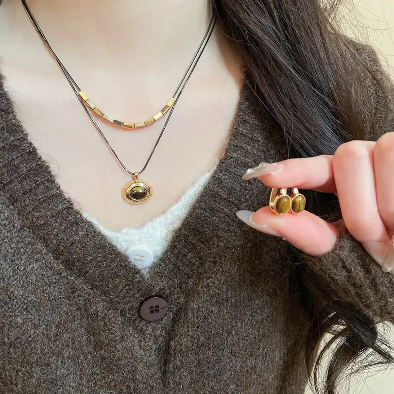 Juego de Joyería Vintage Elegante de 4 Piezas para Mujer, Collar con Gotas de Agua Circulares, Gargantilla de Metal Dorado, Aretes para Uso Diario, Regalo 2