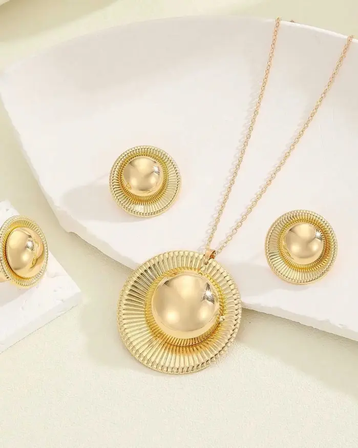 Conjunto de joyería vintage con collar, pendientes y anillo con diseño de círculos concéntricos dorados, accesorio geométrico de metal llamativo para mujer, ideal como regalo para fiestas. 2