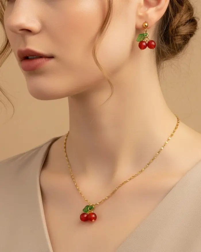 Elegante conjunto de joyería dorada de 3 piezas: collar elegante y pendientes a juego con cereza roja y colgantes geométricos, ideal para uso diario 2