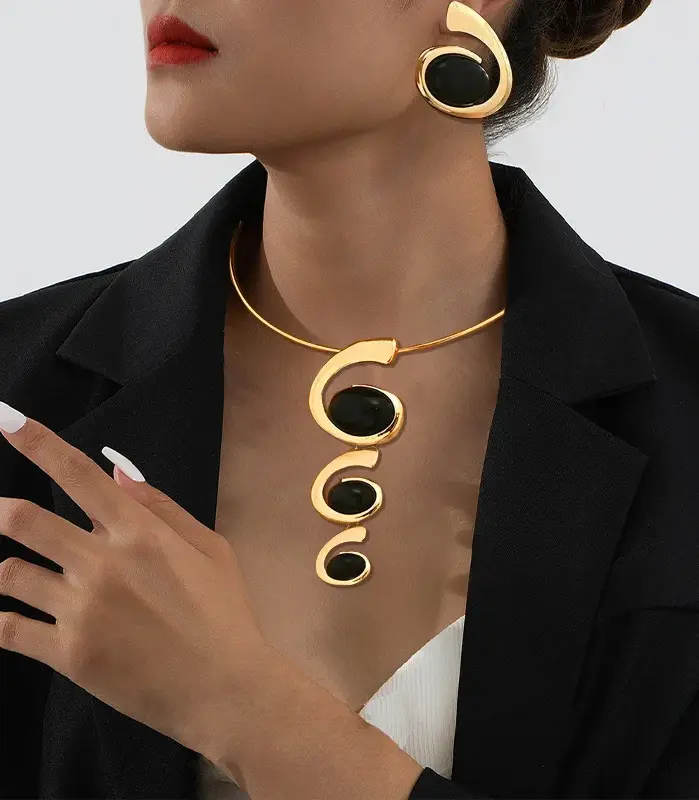 Juego de Joyería Elegante y Moderno de 3 Piezas para Mujer, Collar con Forma de Caracol en Espiral, Gargantilla de Metal Dorado, Aretes para Uso Diario Informal, Regalo 2