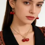 Conjunto de Joyería Cherry, Elegante Conjunto para Mujer, Collar y Aretes Rojos, Diseño Minimalista, Collar de Cereza Roja para Damas 3