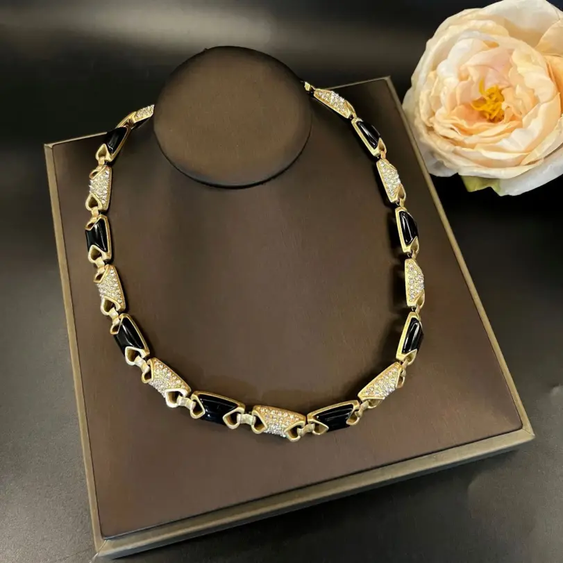 Juego de Joyería Elegante y Moderno de 3 Piezas para Mujer, Collar Estilo Corte en Oro Negro, Gargantilla Clásica, Aretes para Uso Diario Informal, Regalo 3