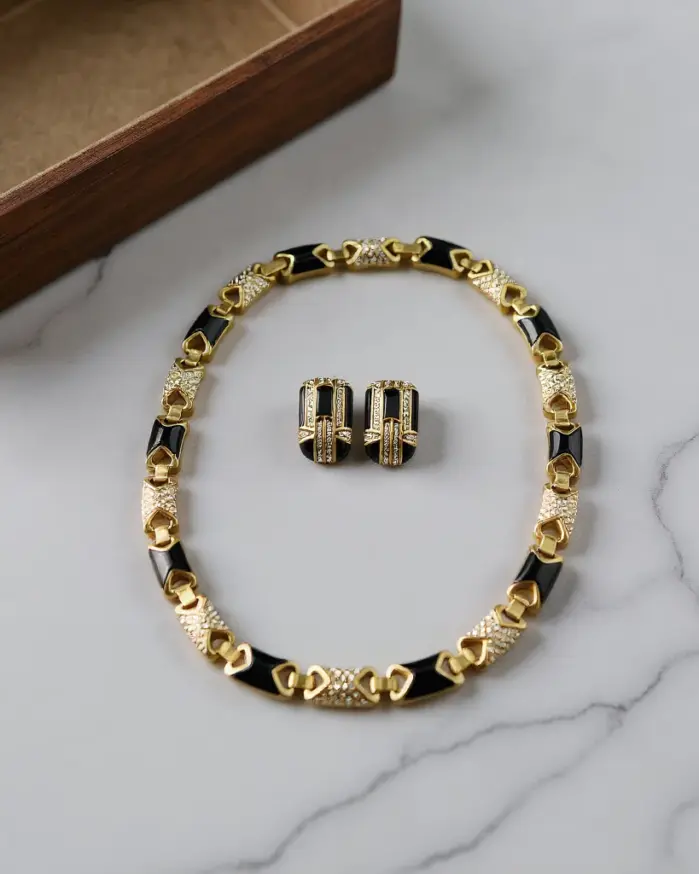 Juego de Joyería Elegante y Moderno de 3 Piezas para Mujer, Collar Estilo Corte en Oro Negro, Gargantilla Clásica, Aretes para Uso Diario Informal, Regalo 1