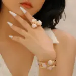 Elegante Conjunto de Joyas de Flores Esmaltadas: Collar Gargantilla Blanco Mate, Pulsera de Oro Moderna con Pétalos y Anillo para Fiesta de Mujer 2