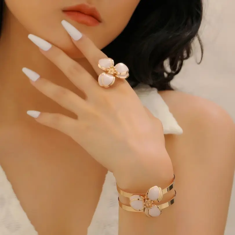 Elegante Conjunto de Joyas de Flores Esmaltadas: Collar Gargantilla Blanco Mate, Pulsera de Oro Moderna con Pétalos y Anillo para Fiesta de Mujer 2