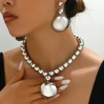 Conjunto de collar y pendientes vintage de cuentas lisas extragrandes, con dije de disco redondo grande brillante, estilo europeo americano moderno para uso diario 3