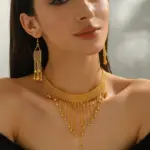 Conjunto de Joyería Premium para Mujer: Collar Gargantilla y Pendientes de Borlas Doradas con Cadena de Malla y Flecos de Cuentas, Estilo Boho Étnico, Ideal para Verano y Playa 2