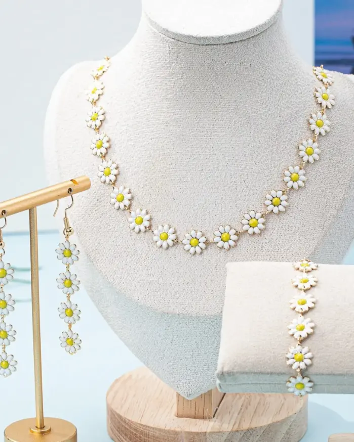 Juego de 4 piezas de joyería Cottagecore: Collar de margaritas blancas, pendientes colgantes y pulsera con flores esmaltadas para mujer, linda joyería de verano 1