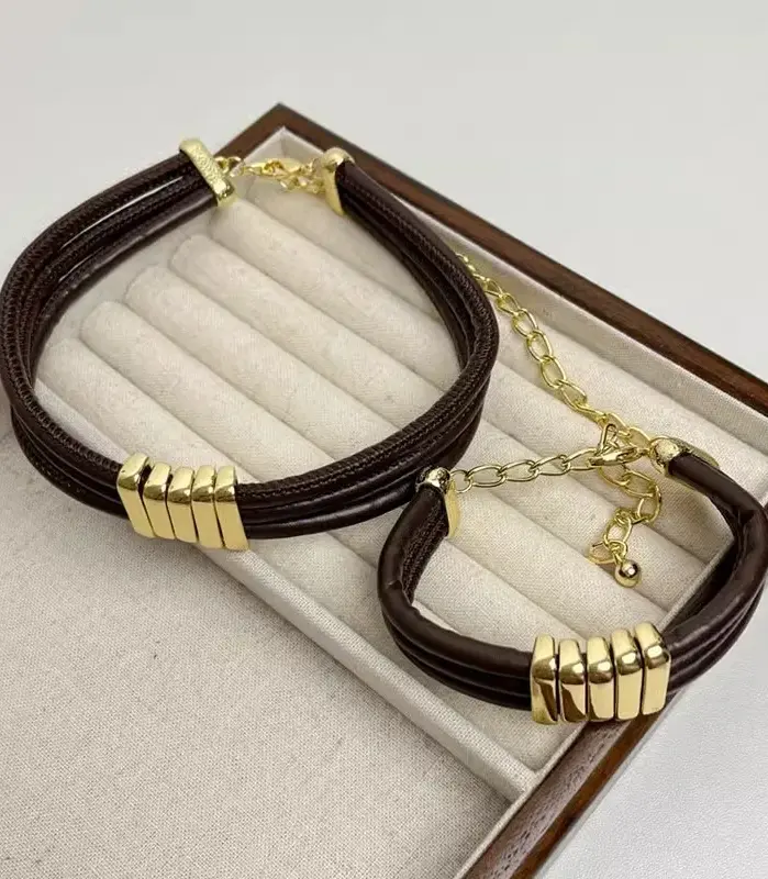 Collar de cuero de múltiples capas en color marrón, estilo vintage, con tubo metálico, diseño punk y moderno, collar de cuero sintético, joya llamativa para mujer, ideal como regalo. 2