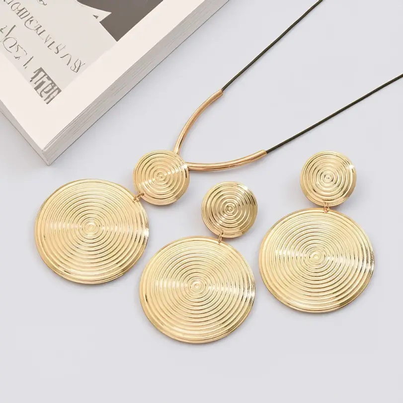 Juego de Joyería Elegante y Moderno de 3 Piezas para Mujer, Collar Geométrico Circular, Gargantilla de Metal Dorado Clásico, Aretes para Uso Diario Informal, Regalos 1 Juego de Joyería Elegante y Moderno de 3 Piezas para Mujer, Collar Geométrico Circular, Gargantilla de Metal Dorado Clásico, Aretes para Uso Diario Informal, Regalos 1