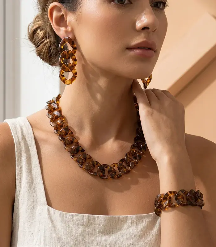 Juego de 4 piezas de joyería para fiesta para mujer, estilo vintage exagerado, con aretes y collar gótico cubano de borde grueso, collares de cadena de color dorado y dijes 1